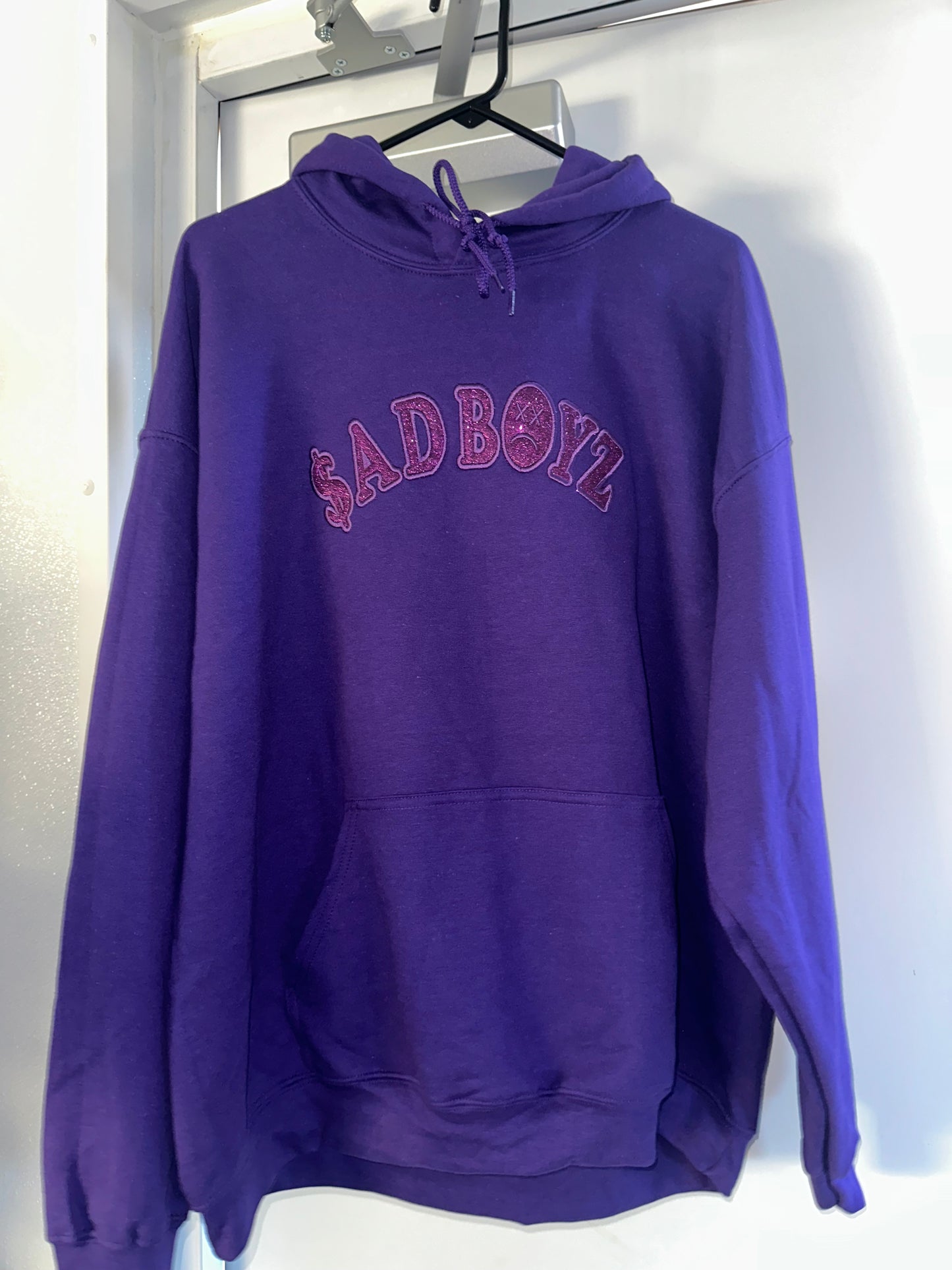 SUDADERA CON CAPUCHA $AD BOYZ 2 (LETRAS MORADA BRILLANTES)